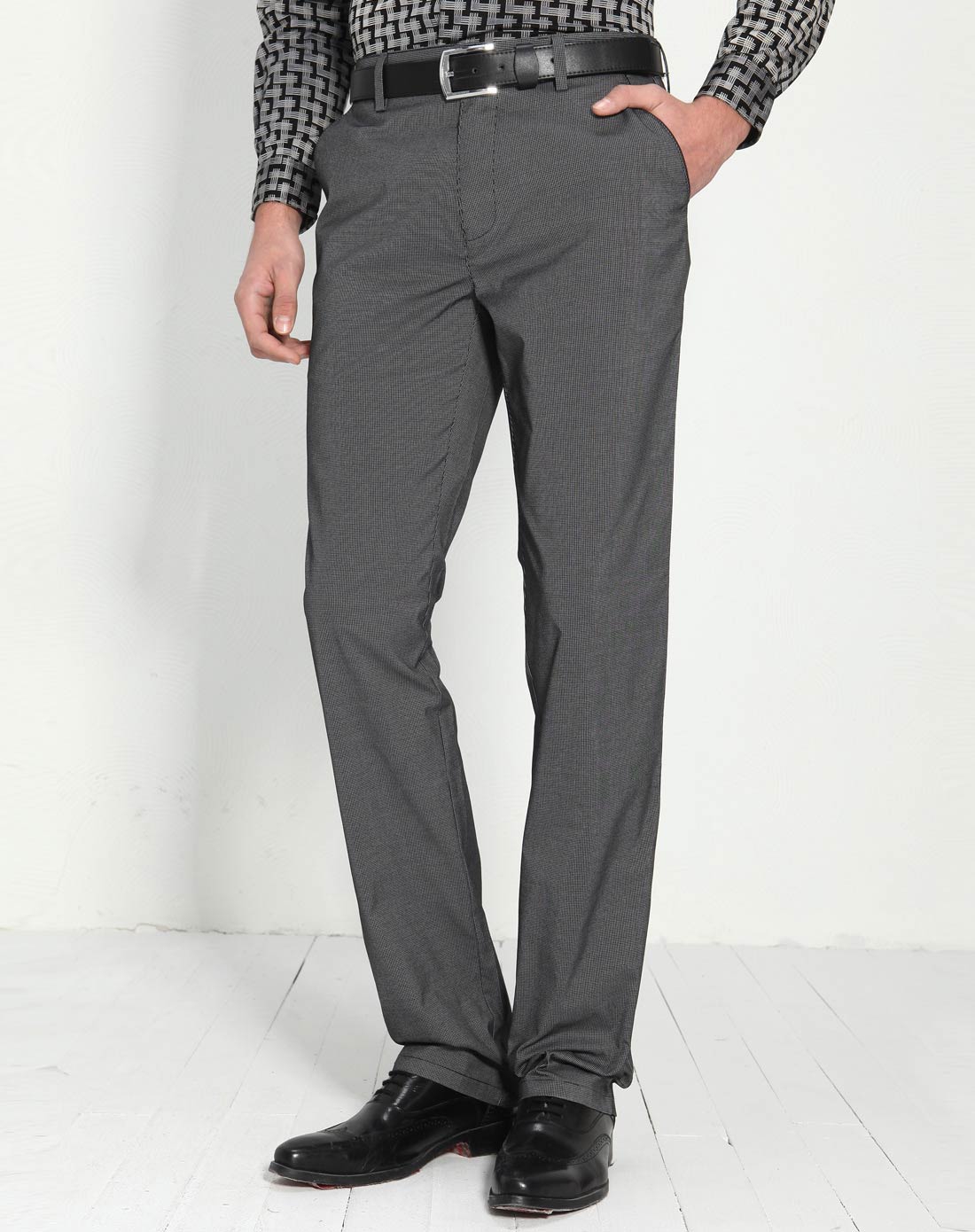 深灰色休闲裤