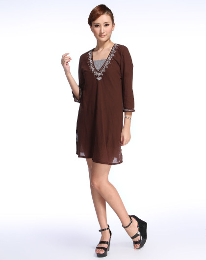 深咖啡色v领中袖上衣