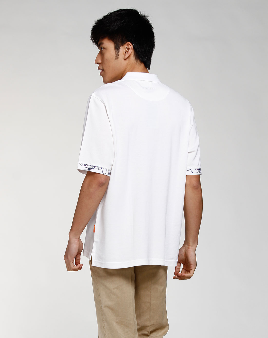 男款白色绣花短袖polo衫