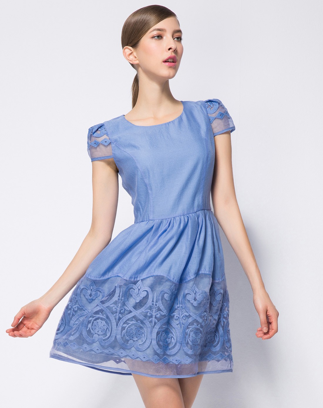 天蓝色绣花短袖气质连衣裙