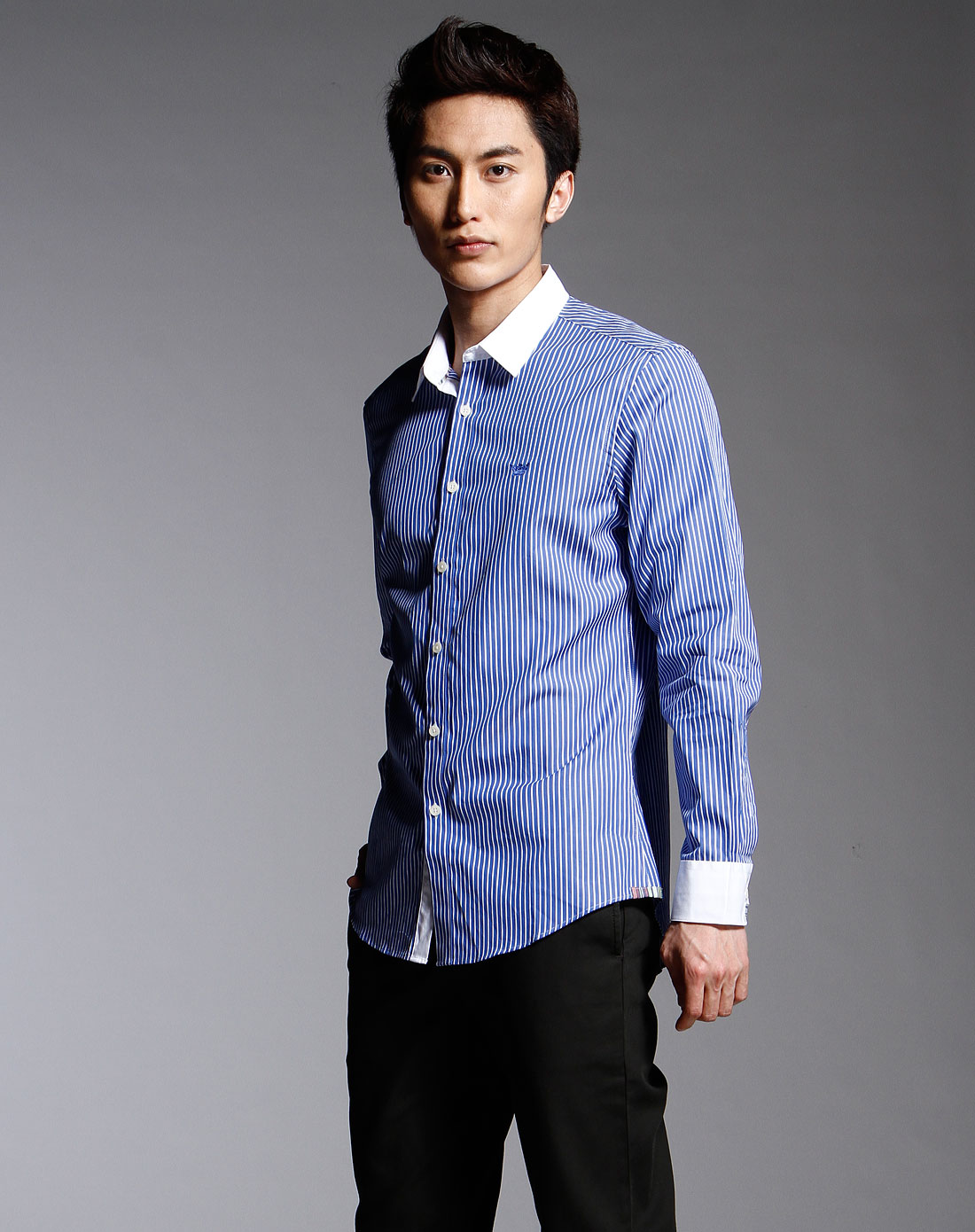 蓝色白领竖条纹长袖衬衫