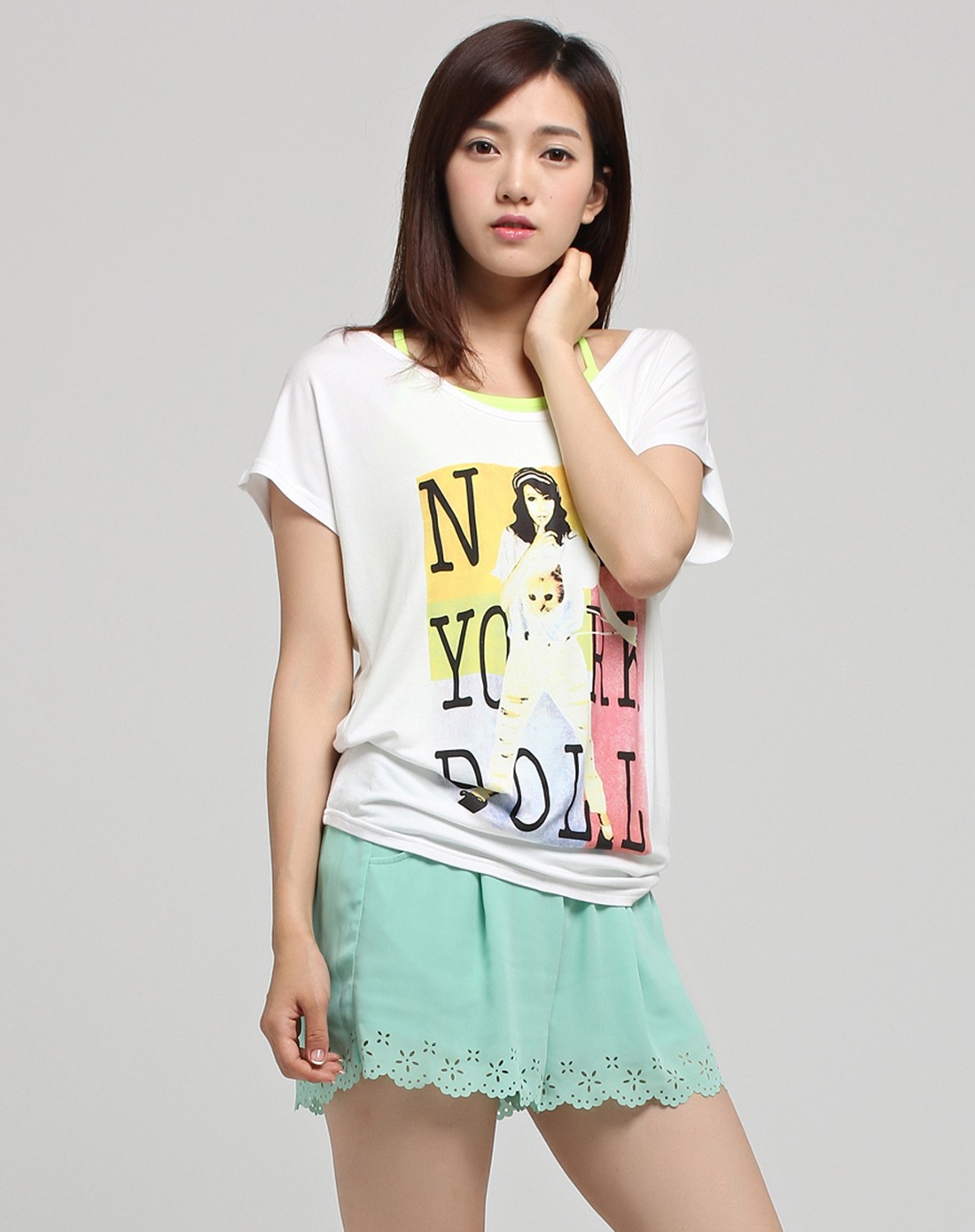 女士白色两件套美女短t恤