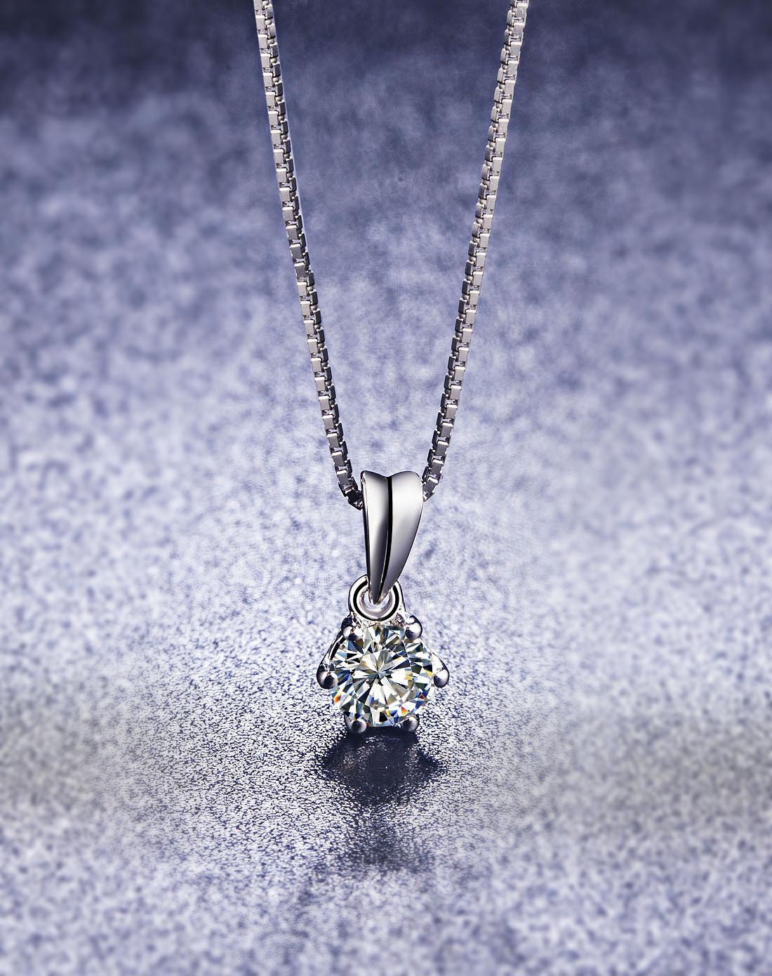 皇冠六爪白18k金30分钻石吊坠