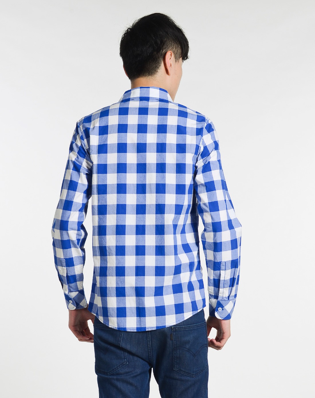 男子蓝白格子长袖衬衫