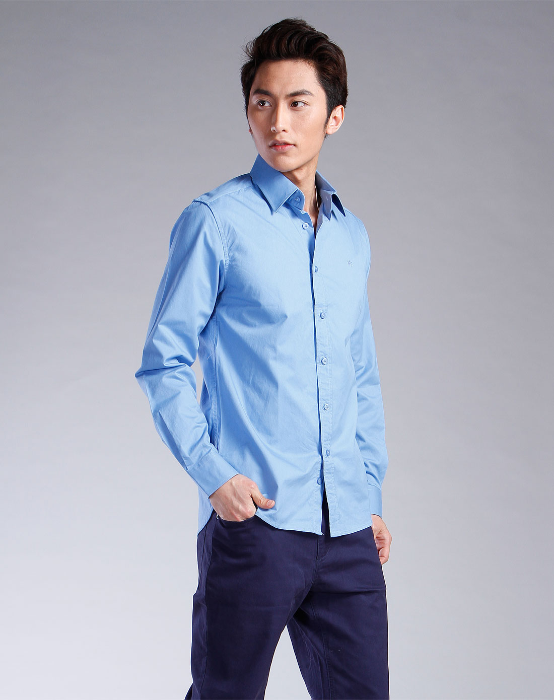 天蓝色反领简约长袖衬衫