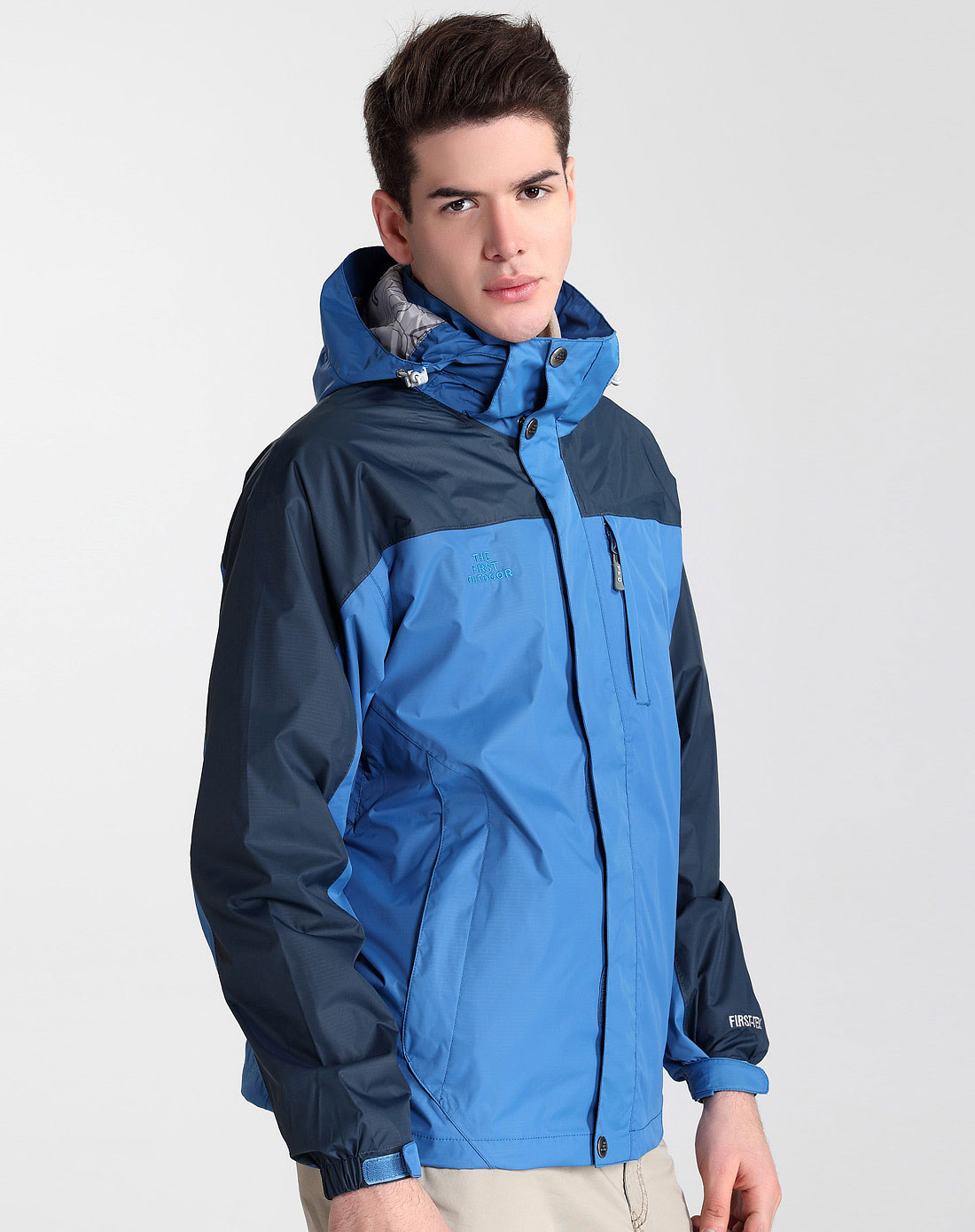男款中蓝色连帽冲锋衣