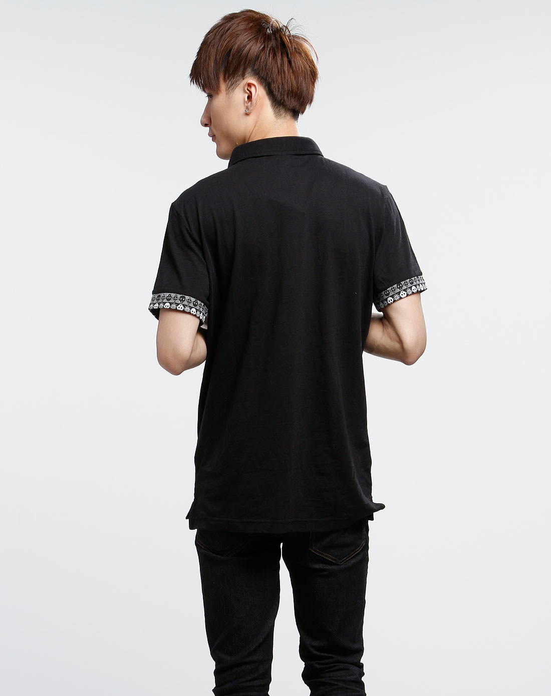 黑色翻领短袖上衣