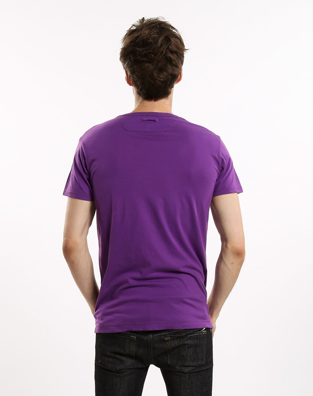 男款v领印字母紫色短袖t恤