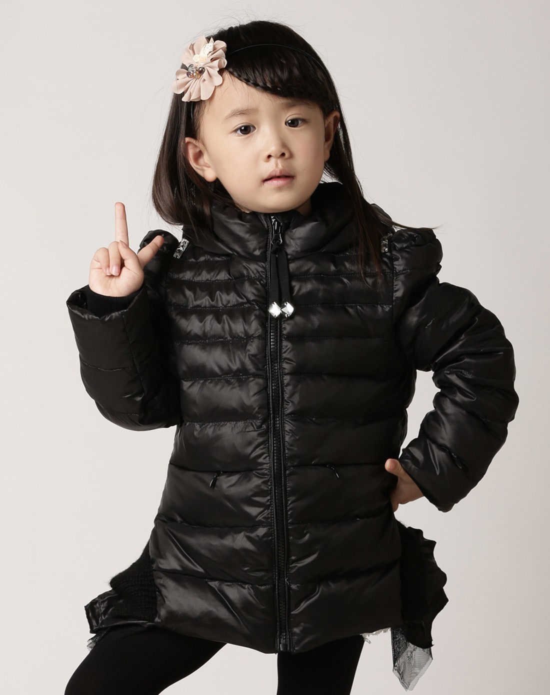 女童黑色短款羽绒服