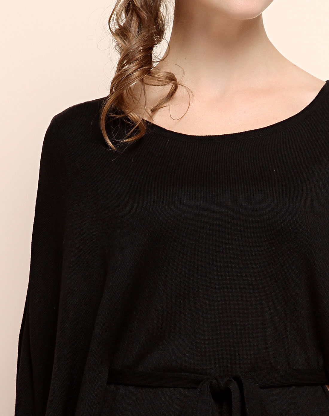 黑色时尚蝙蝠袖针织衫