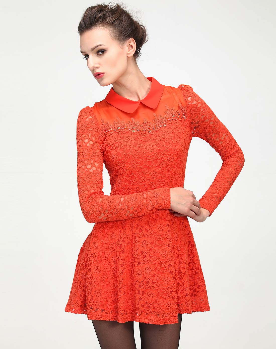 橘红色长袖连衣裙
