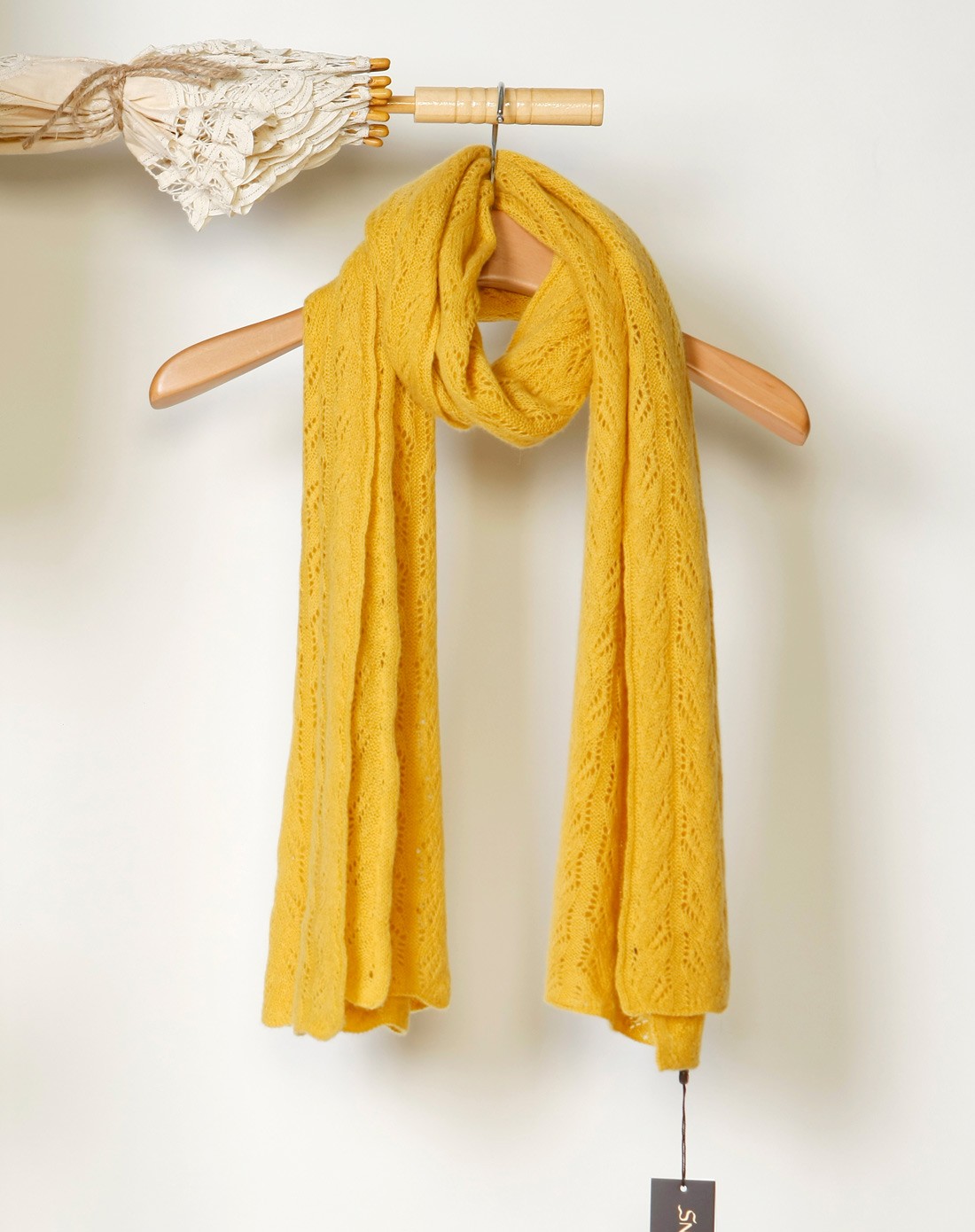女士浅黄色100%山羊绒针织小围巾