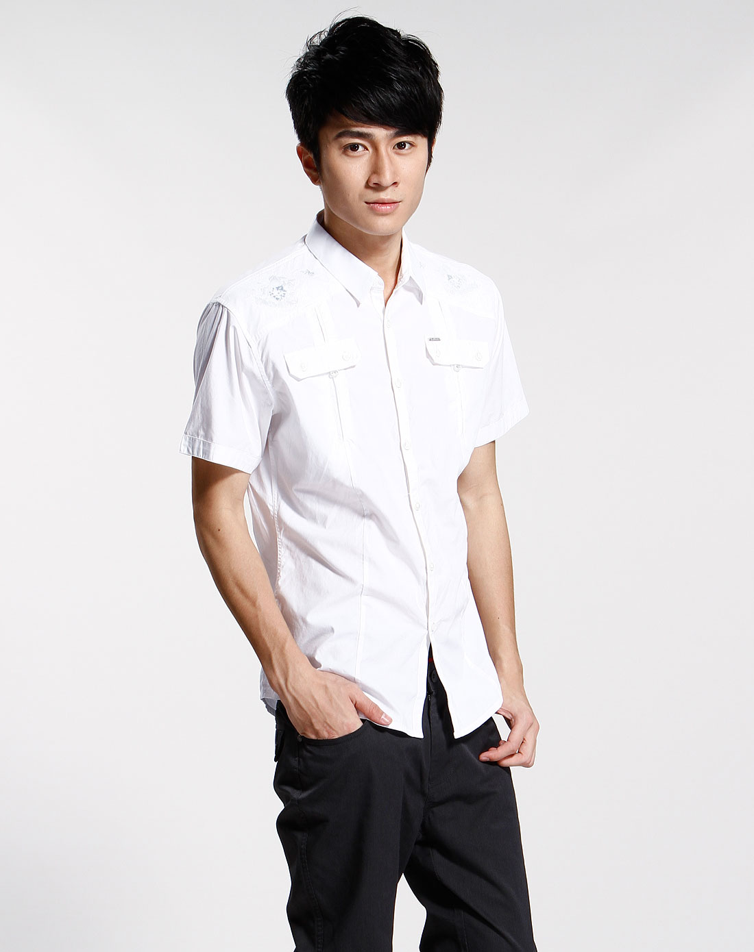 白色绣花短袖休闲衬衫