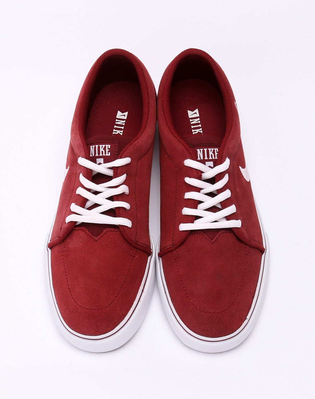 男款红色滑板鞋