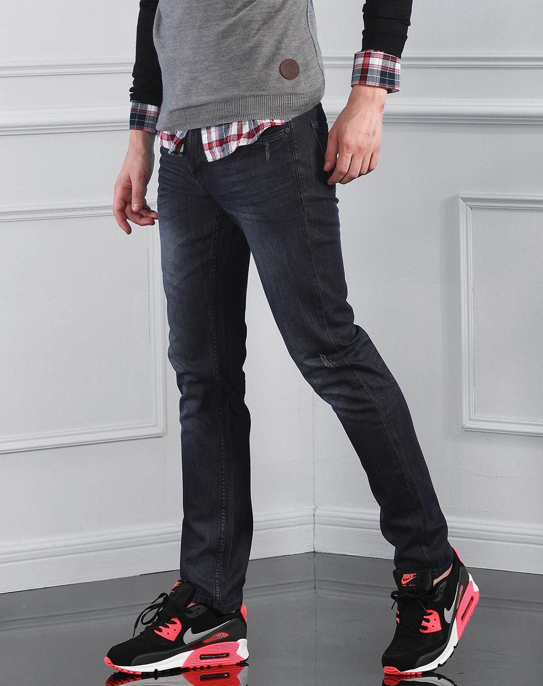 男款浅水蓝中低腰修身窄脚牛仔裤