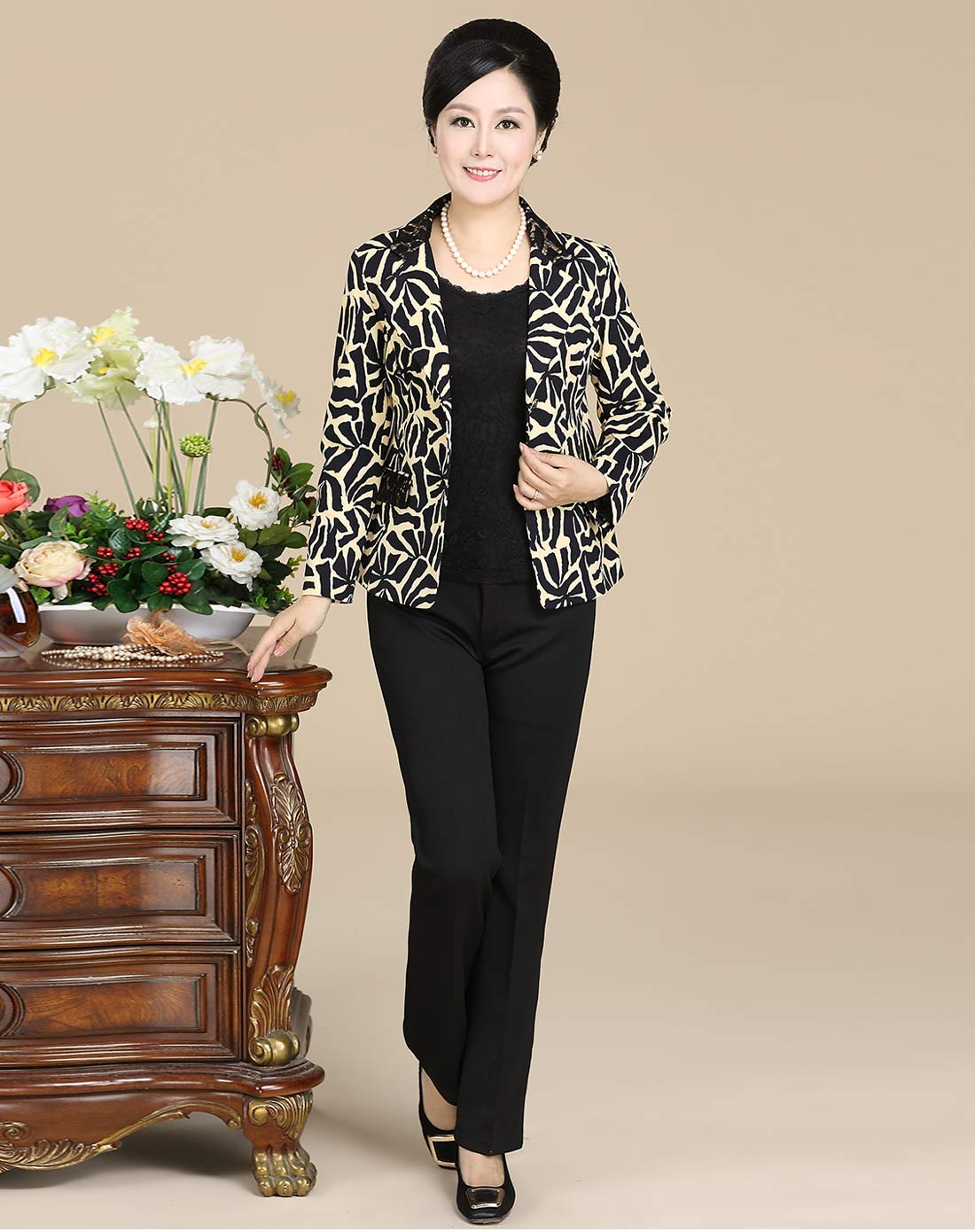 女士黑黄花休闲妈妈装v领古典长袖外套