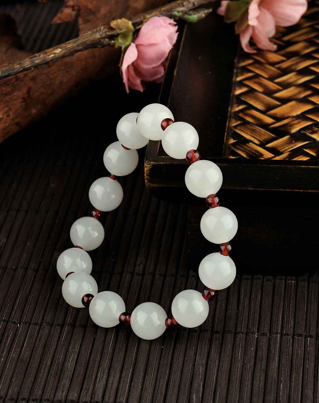 精品和田玉羊脂白手串(配石榴石)国家权威认证