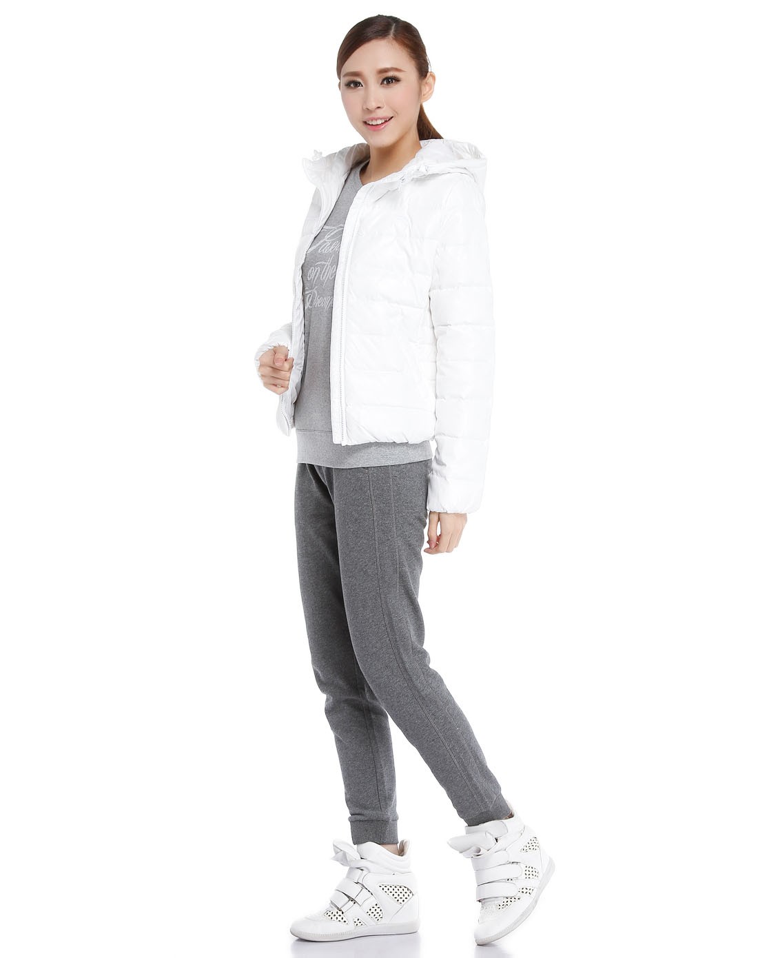 安踏anta潮流女性运动专场-女款白色长袖羽绒服 连帽足球系列