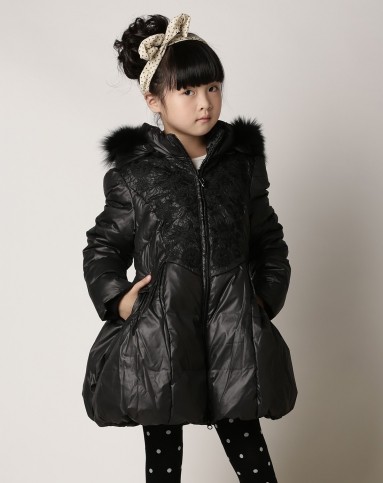 女童黑色中长款羽绒服