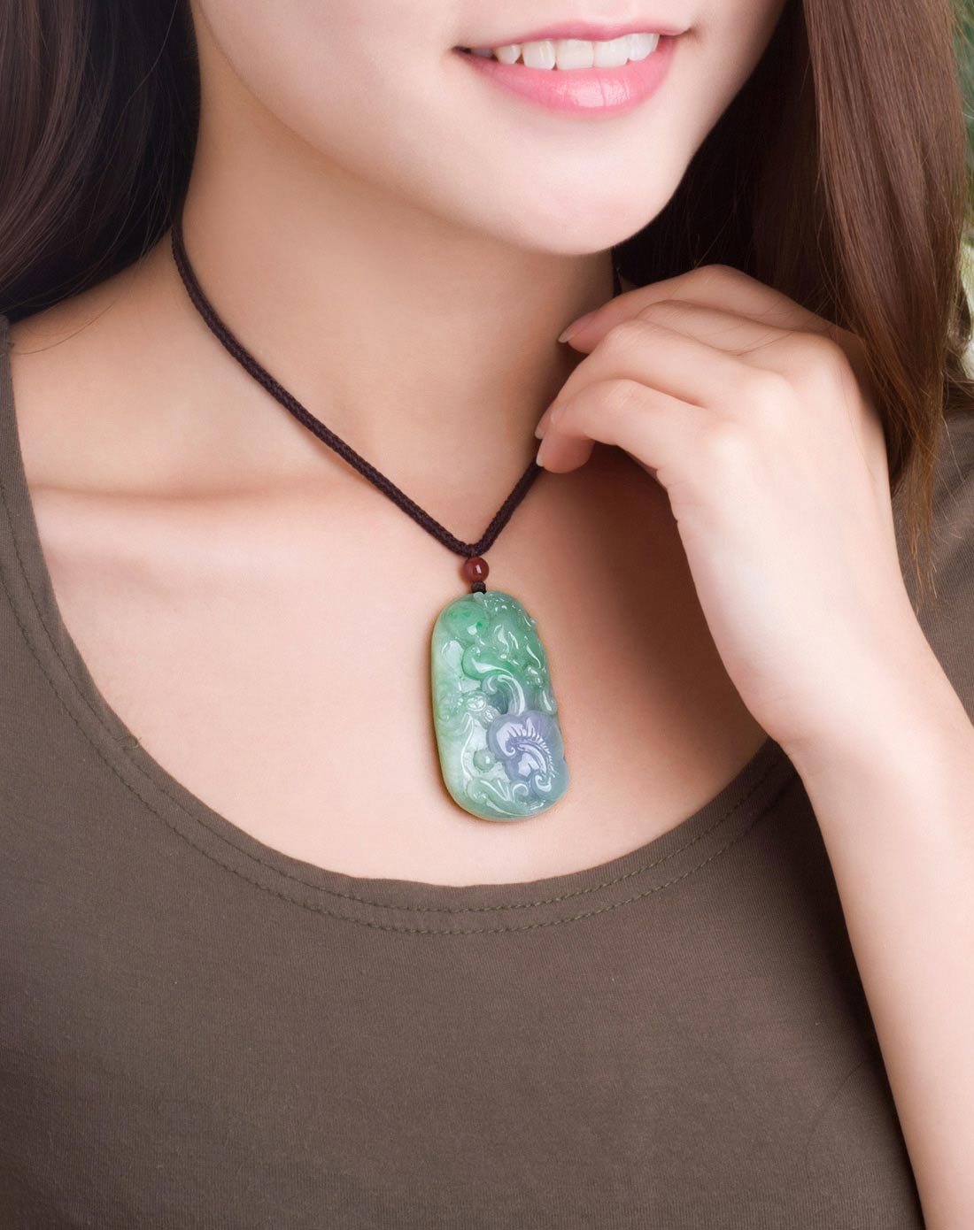 精雕糯种厚装春带彩双色如意龙天然a货翡翠吊坠(附国检证书)