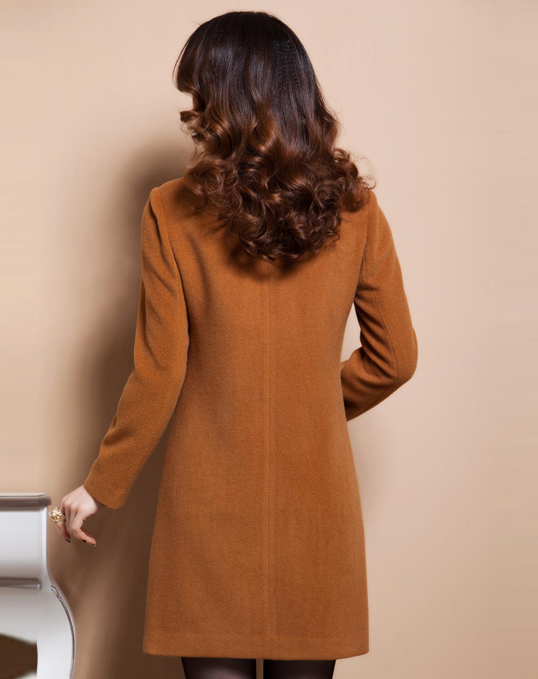 女士金驼色中长款修身风衣