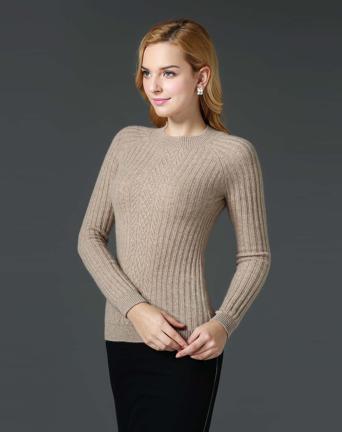 女浅驼半高领插肩袖纽花抽条弹力羊绒衫