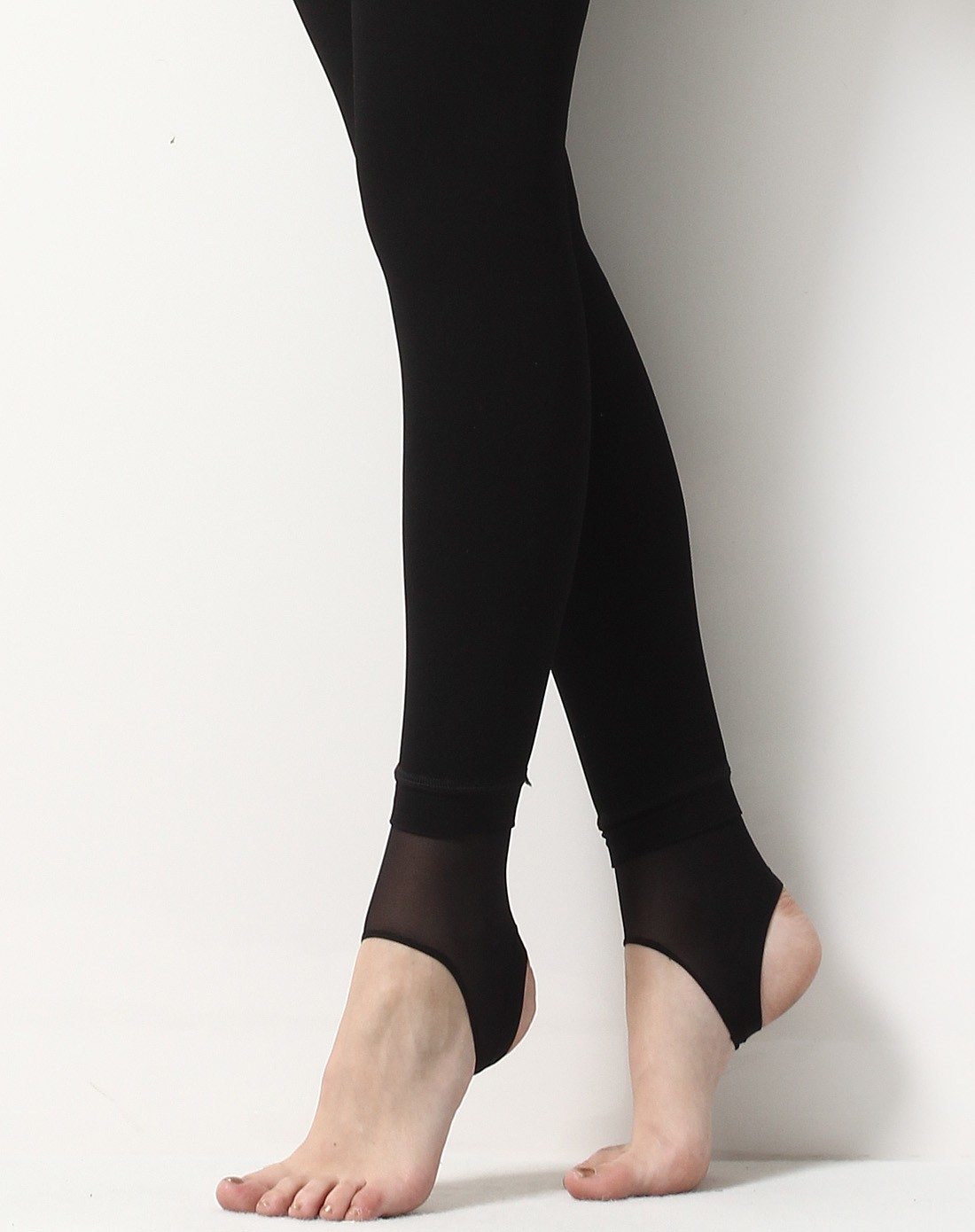 女款黑色暖弹踩脚裤