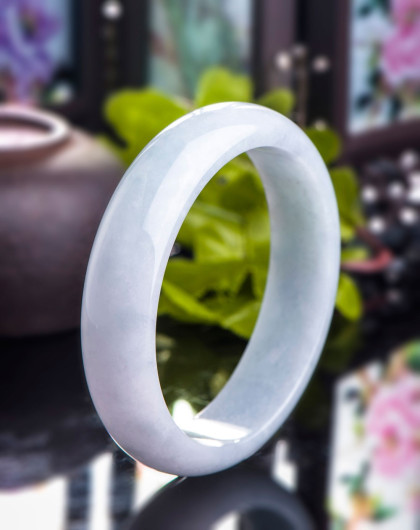 细腻淡绿色天然a货翡翠手镯