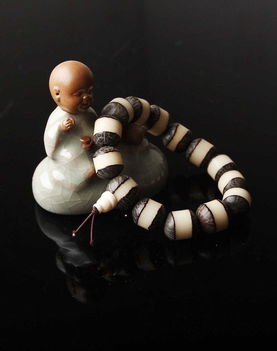 稀有黑皮菩提根手珠-双面莲花