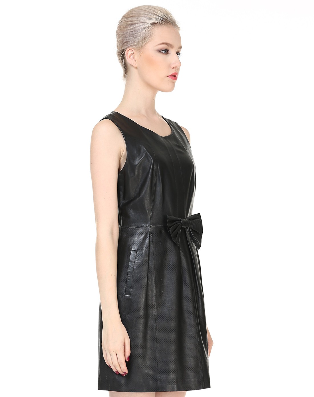 黑色腰间拼接蝴蝶结无袖皮连衣裙