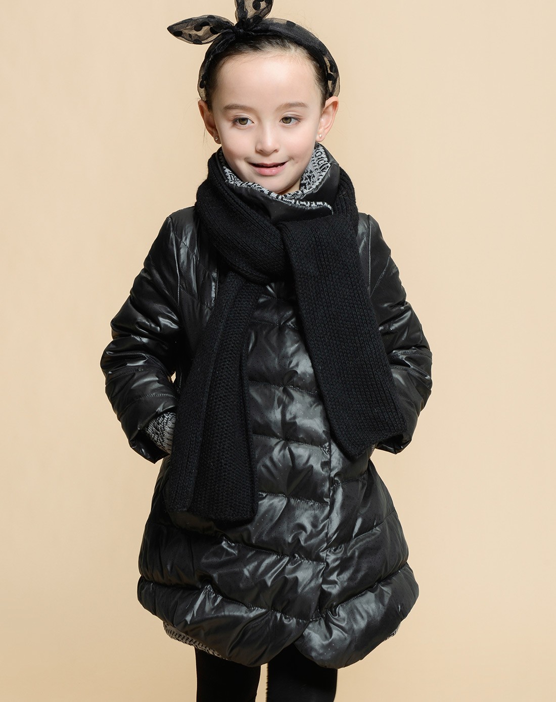 黑色女童羽绒服