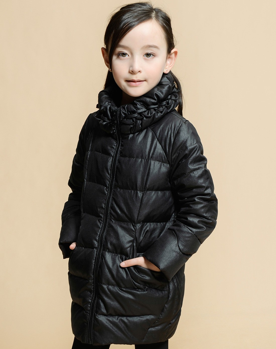 黑色女童羽绒服