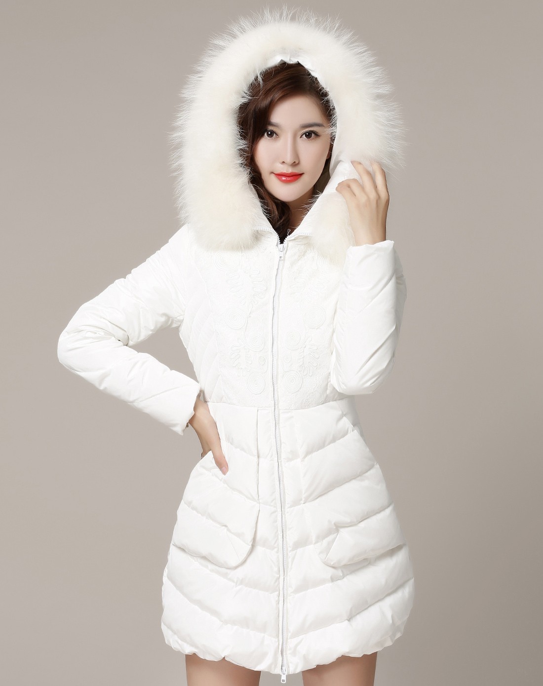 白色中长款羽绒服
