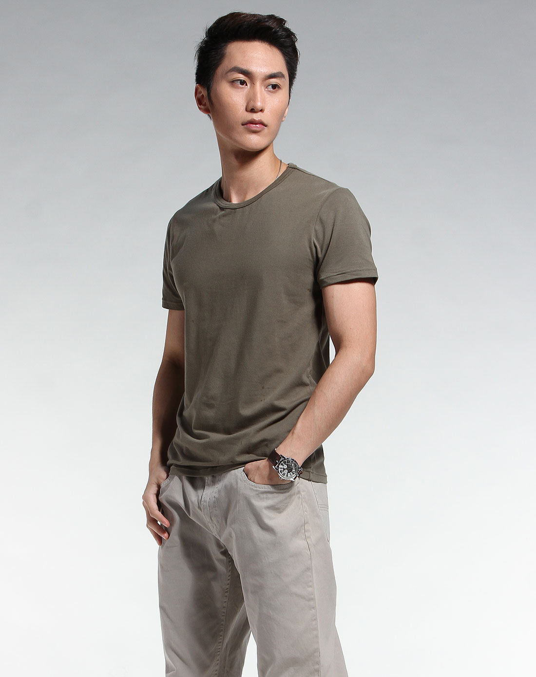 橄榄色圆领简洁短袖t恤
