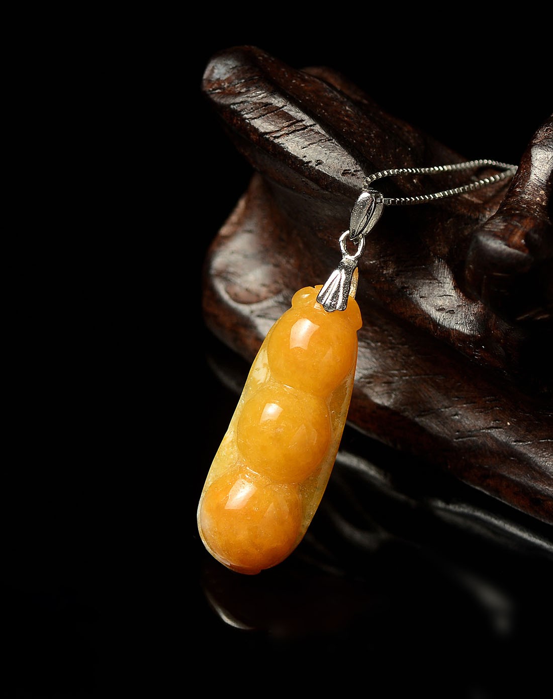 18k金镶天然a货翡翠俏色四季平安豆吊坠