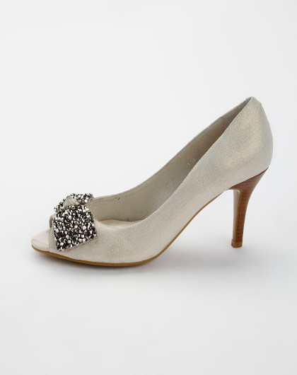 银白色时尚高跟鞋