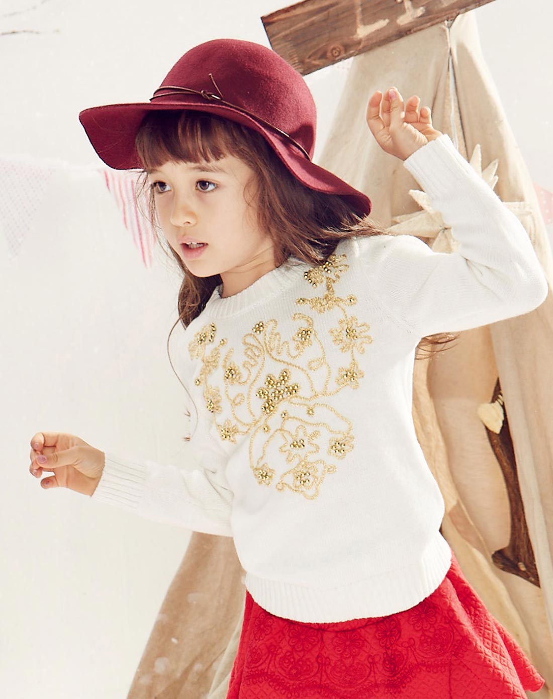 裂帛童装 白色圆领绣花钉珠长袖套头毛衣