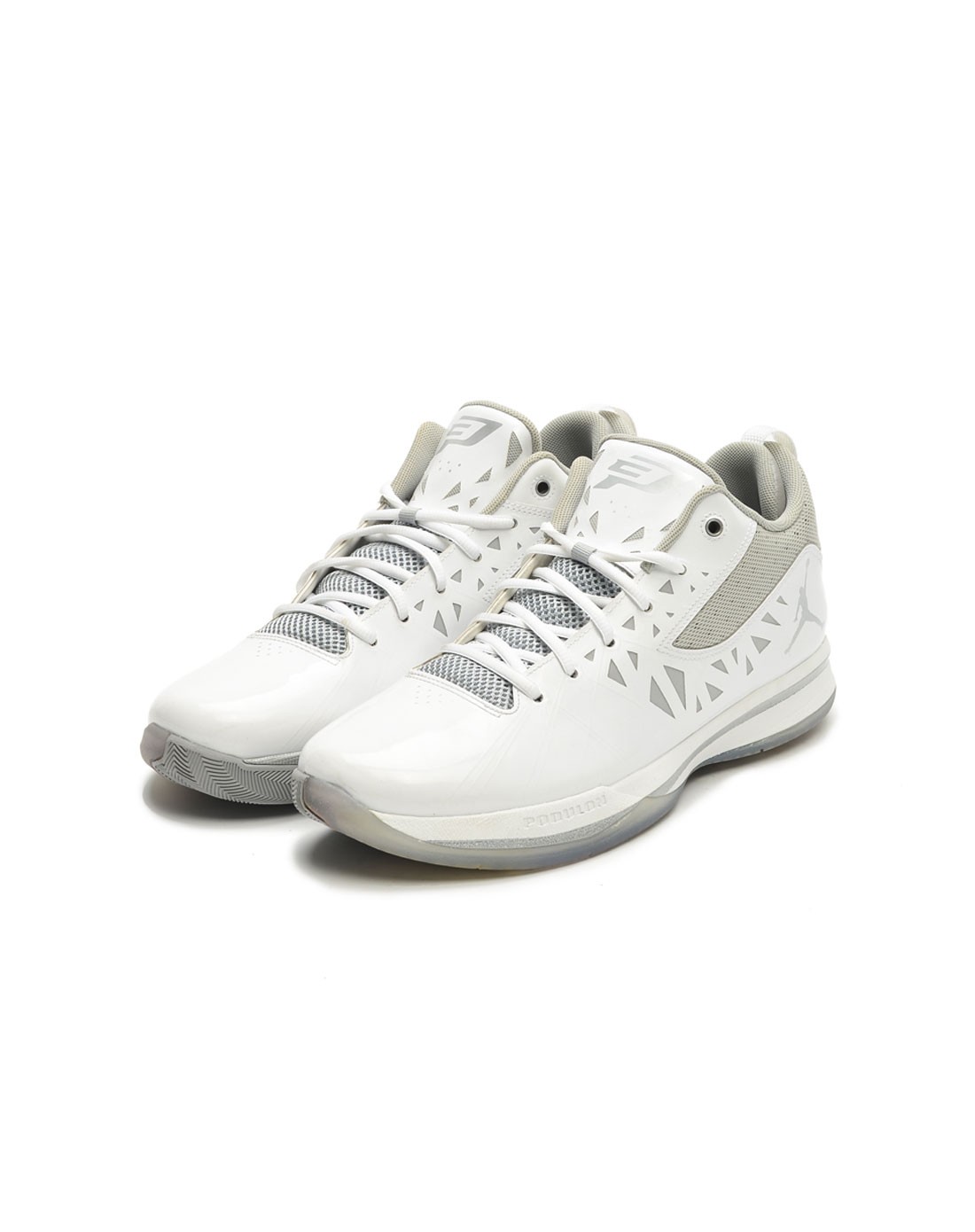 男款白色篮球鞋