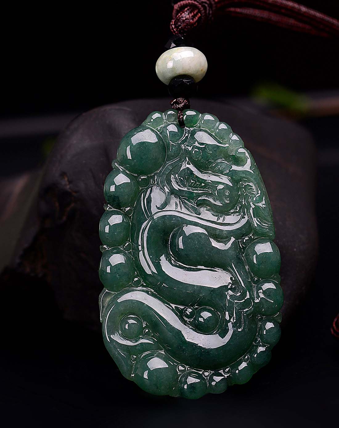 油青种满色龙腾四海吊坠a货翡翠(附权威证书)