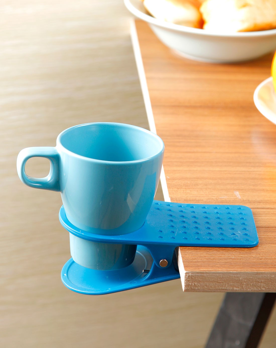 > 蓝色创意桌边水杯夹杯托