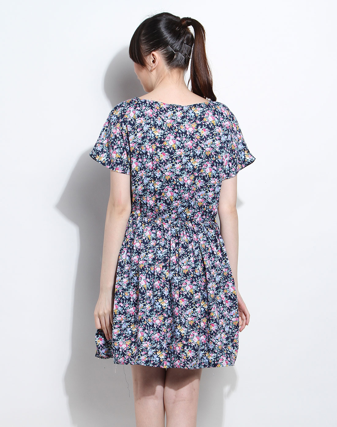 蓝色碎花短袖连衣裙