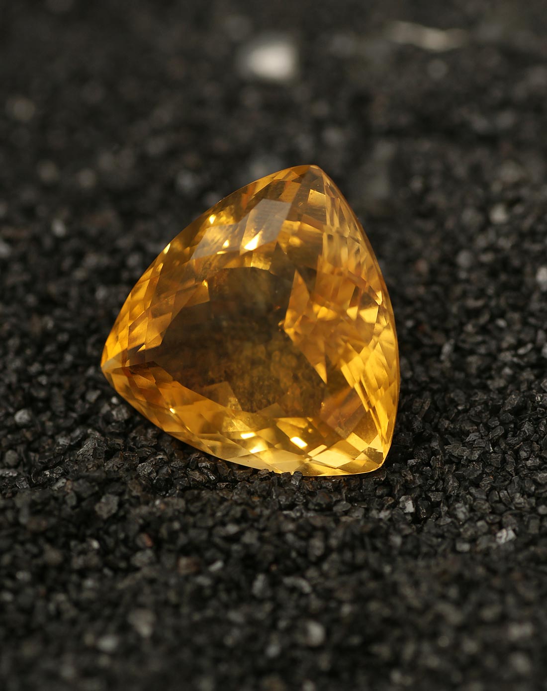 天然极品巴西19克拉以上三角型黄水晶(裸石)