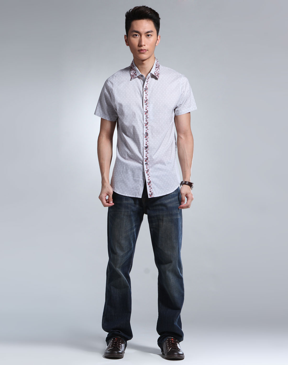 男款白底黑色条纹短袖上衣