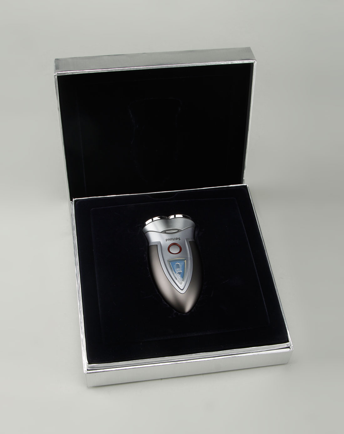 飞利浦 电动剃须刀hq6095