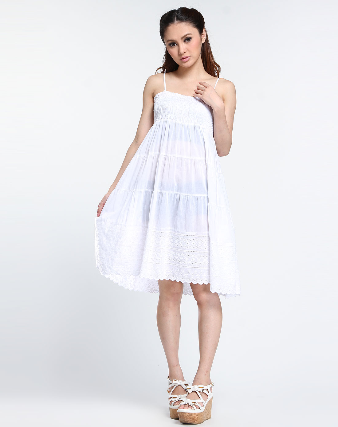 白色时尚吊带连衣裙