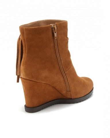 驼棕色绒面流苏坡跟短靴