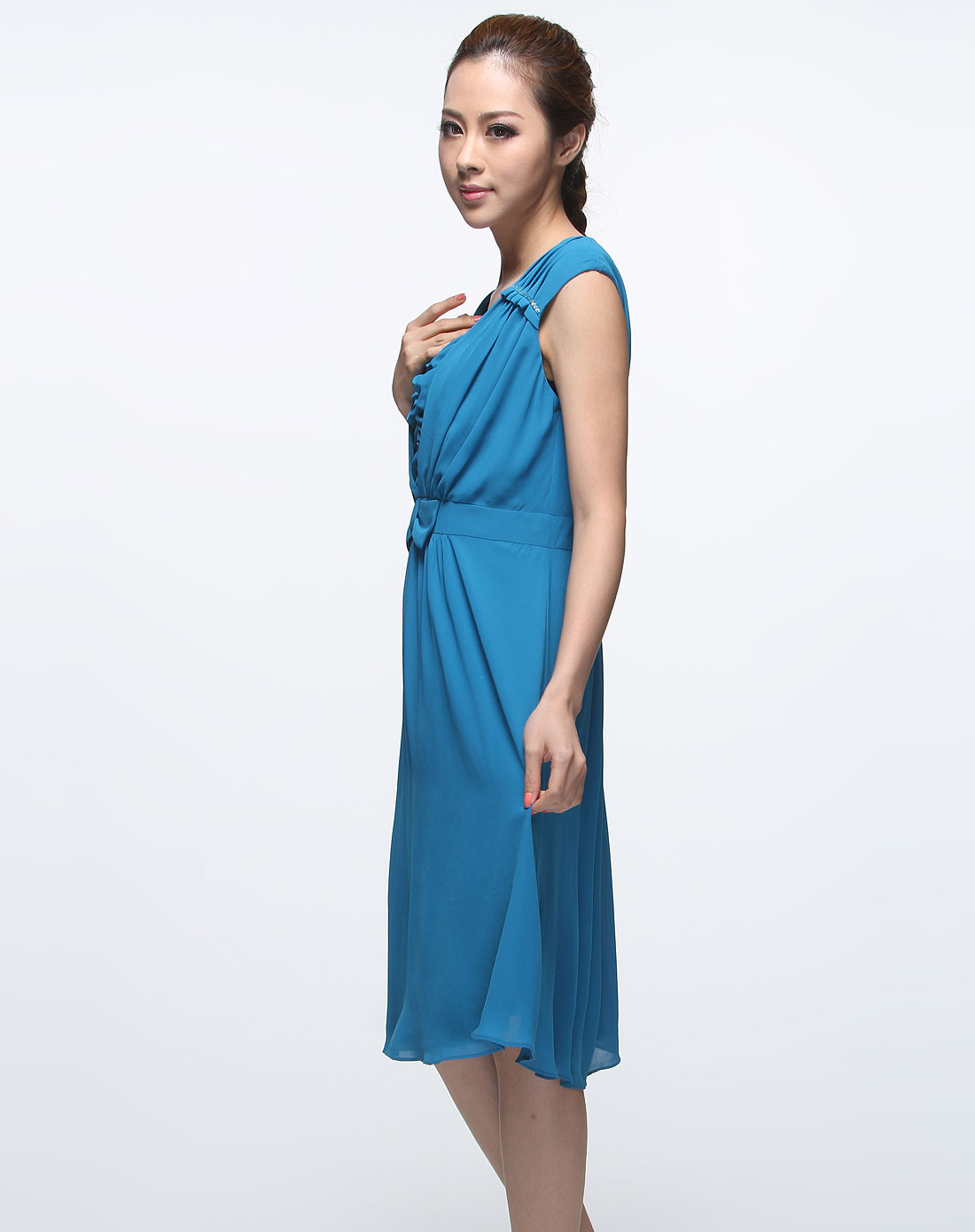 应大yingdak女装专场-孔雀蓝色珠条时尚无袖连衣裙