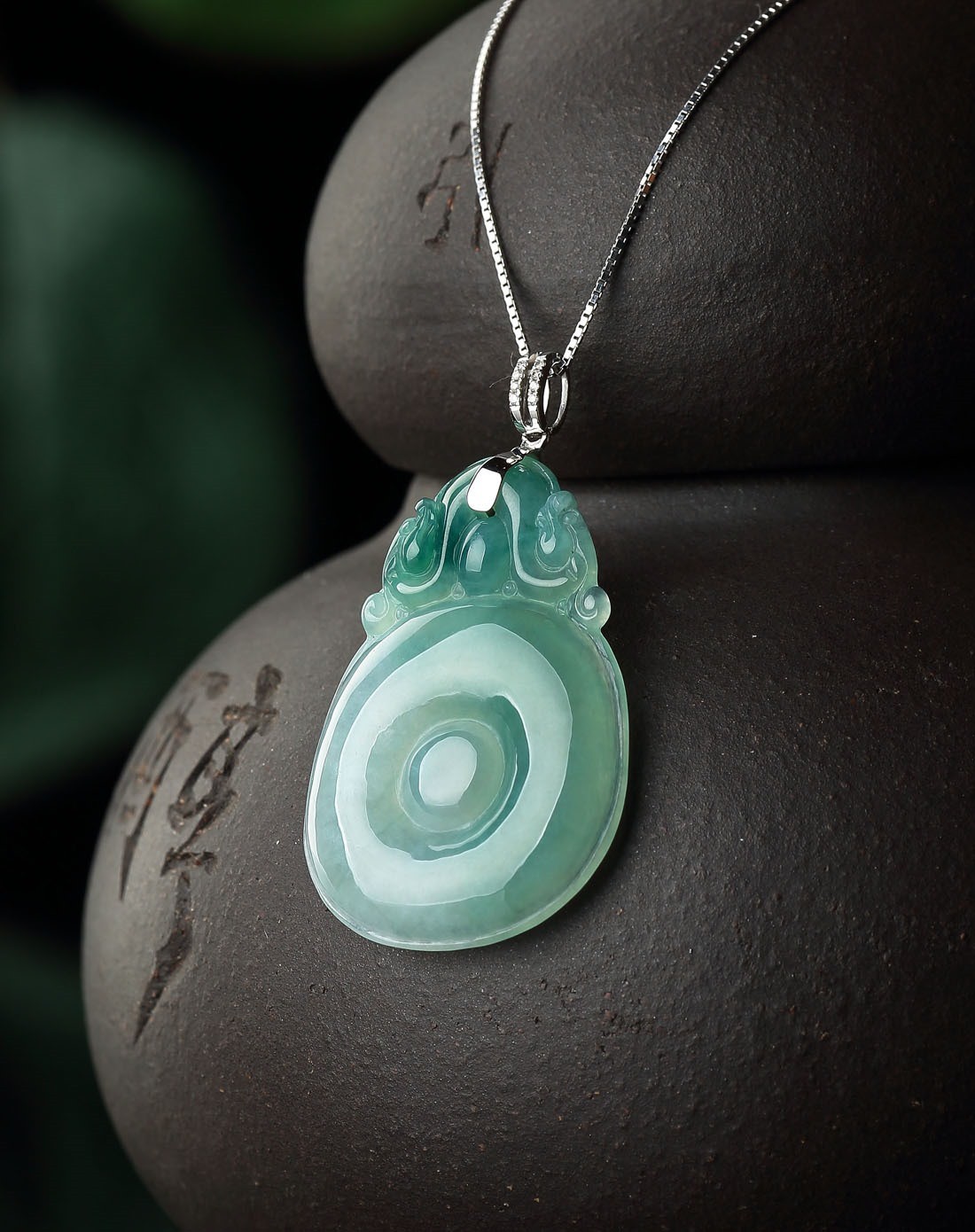 精雕天然a货翡翠18k金钻石镶嵌冰糯种绿福在眼前吊坠(附权威鉴定证书)