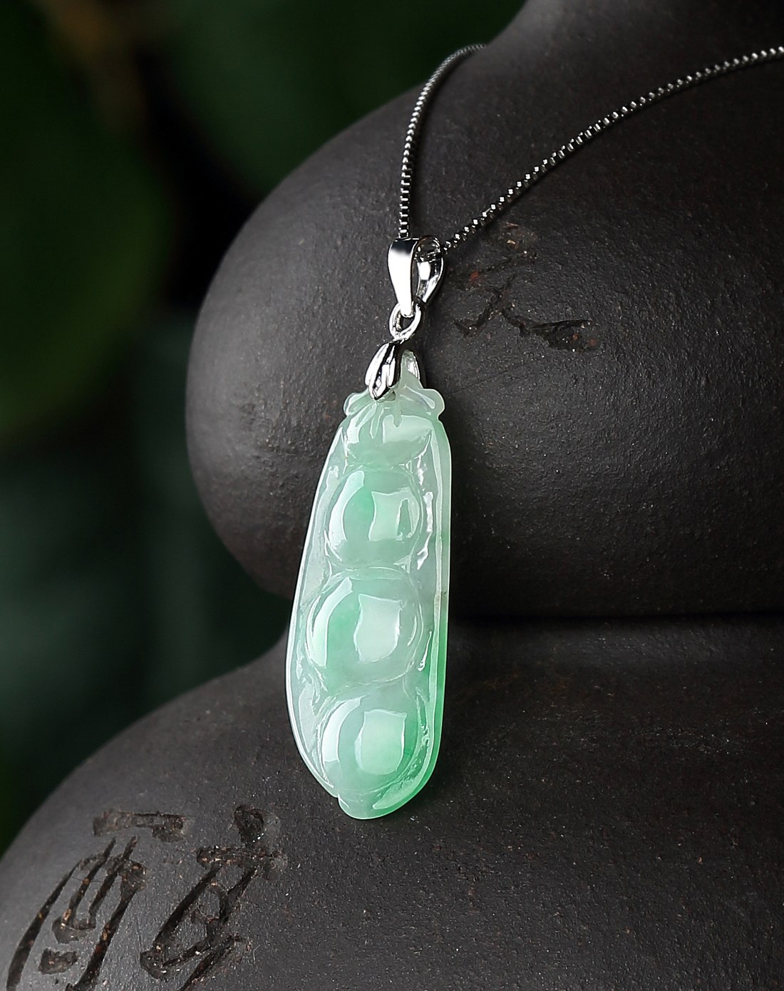 s925纯银镶扣细腻豆种俏色飘阳绿四季豆 四季富贵天然a货翡翠吊坠(附