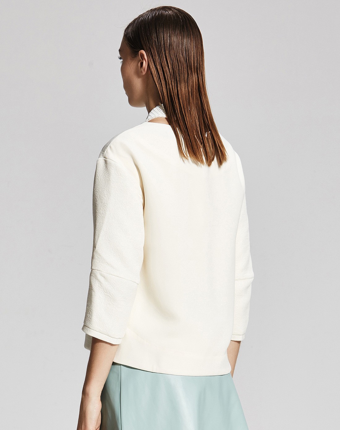 女款米白色上衣